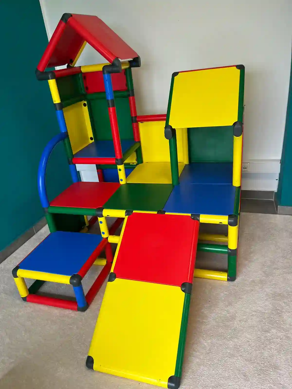 Buntes Kletterelement im Spielraum